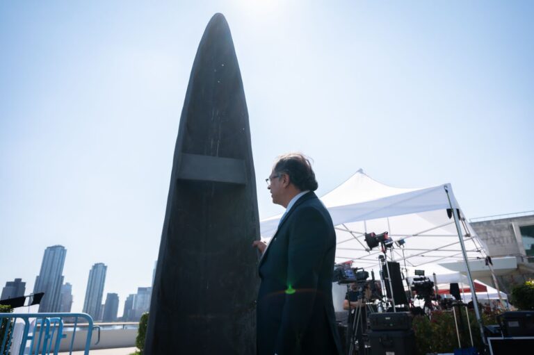 ‘Derretir las armas para que florezcan los corazones es el mejor legado para la Paz’: Presidente Petro