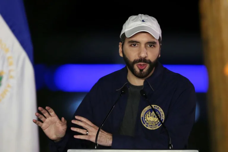 “Corruptos, saqueadores y asesinos”: la respuesta del presidente de El Salvador a Andrés Pastrana, César Gaviria y otros políticos