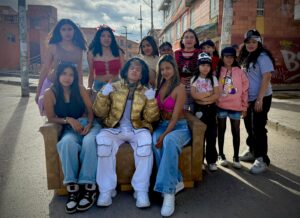 Imagen promocional del lanzamiento de la canción “Ella” de Beyby, con diseño artístico y estilo urbano.