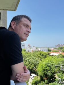 Aldo Espinosa Rapalino, líder social y empresario colombiano, impulsa el empoderamiento comunitario.