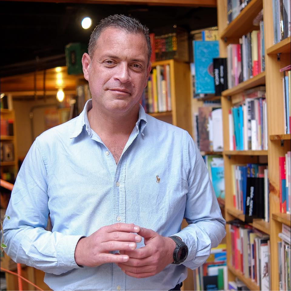 Aldo Espinosa Rapalino, líder social y empresario colombiano, impulsa el empoderamiento comunitario.