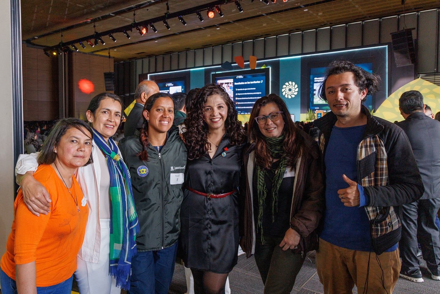 alcaldesa local de tunjuelito con varios lideres