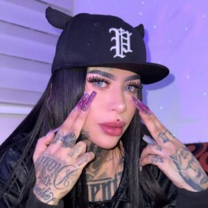 Baby Demoni, influencer colombiana, sonriente en redes sociales