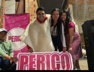 Julián Perico, actual alcalde de Soacha, en campaña en el barrio Mirador de Cagua junto a la comunidad.