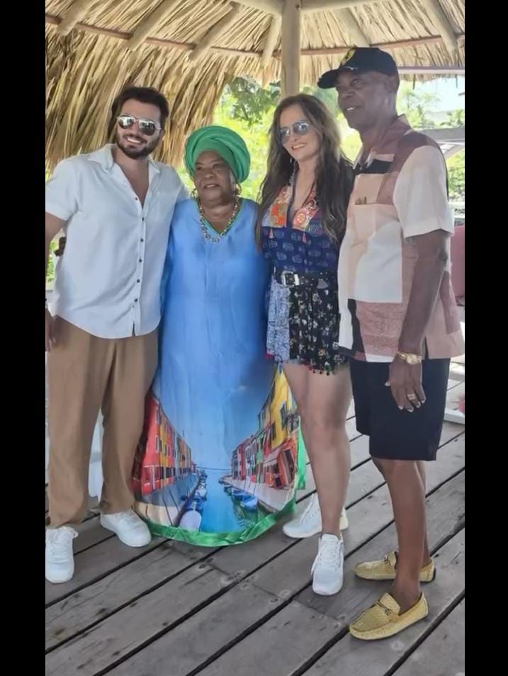 Aura Cristina Geithner y Camilo Trujillo durante las grabaciones de un nuevo reality en Cartagena, acompañados por otro integrante del equipo.