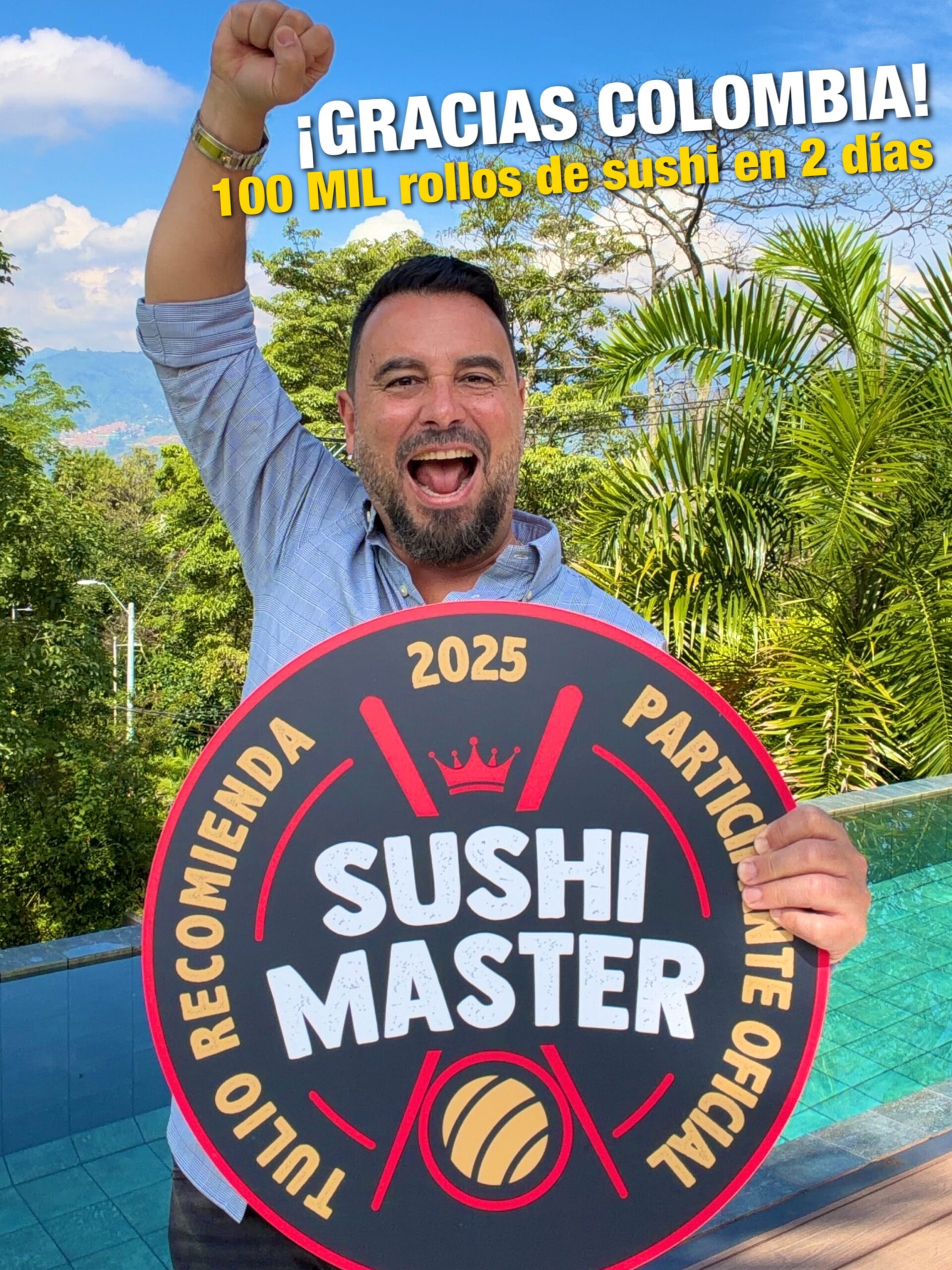 Tulio Recomienda sosteniendo un letrero de agradecimiento por los más de 100.000 rollos del Sushi Master 2025.