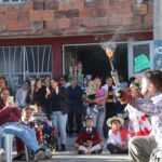 Artistas en presentación del Encuentro Internacional de Artes Populares en Soacha