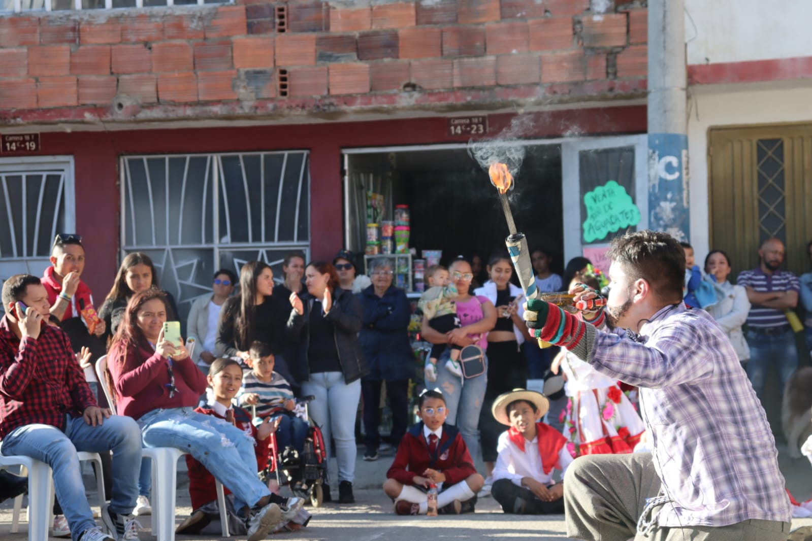 Artistas en presentación del Encuentro Internacional de Artes Populares en Soacha