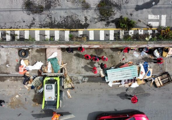 Operativo de recuperación del espacio público en Isla del Sol, Tunjuelito, con retiro de estructuras no convencionales y recolección de residuos voluminosos.