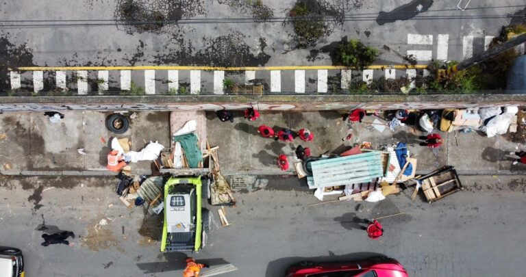 Operativo de recuperación del espacio público en Isla del Sol, Tunjuelito, con retiro de estructuras no convencionales y recolección de residuos voluminosos.